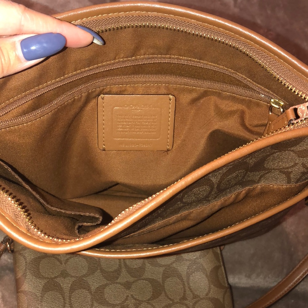 A cross body bag from coach with a wristlet. - Picture 4 of 4